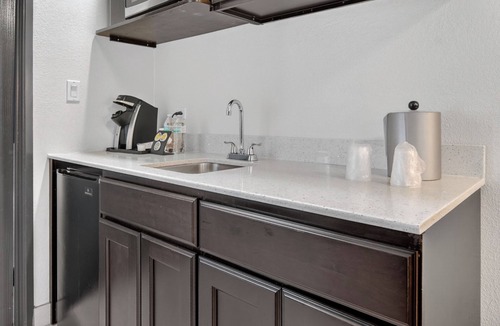 Addison Hotel | Holiday Inn & Suites Dallas-Addison by IHG