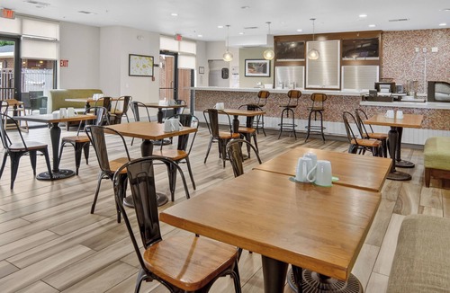 Addison Hotel | Holiday Inn & Suites Dallas-Addison by IHG