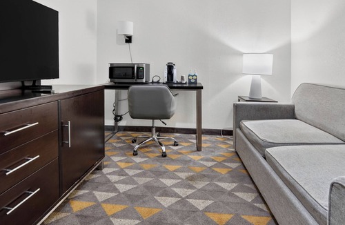 Addison Hotel | Holiday Inn & Suites Dallas-Addison by IHG