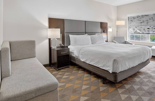 Addison Hotel | Holiday Inn & Suites Dallas-Addison by IHG