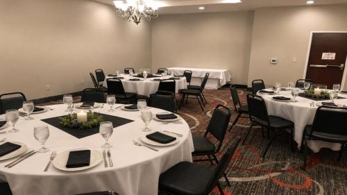 Lafayette Hotel | Holiday Inn & Suites Lafayette North by IHG