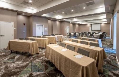 Ellendale Hotel | Holiday Inn & Suites Memphis - Wolfchase Galleria by IHG