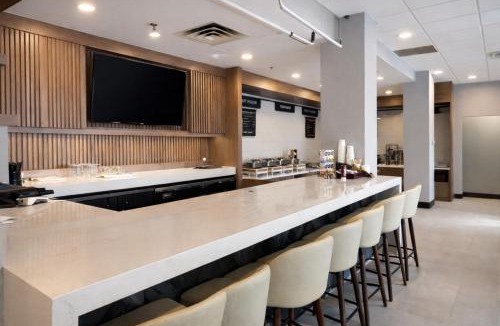 Mississauga Hotel | Holiday Inn & Suites Mississauga West - Meadowvale by IHG