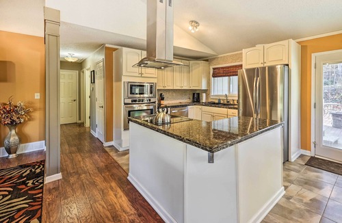 Eureka Springs Cottage | Holiday Island Home: Hot Tub & Wood Stove!