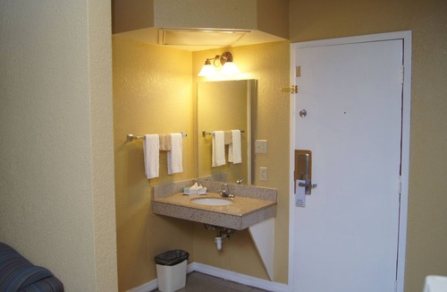 McAlester Hotel | Holiday Lodge & Suites