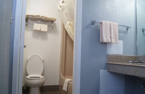 McAlester Hotel | Holiday Lodge & Suites