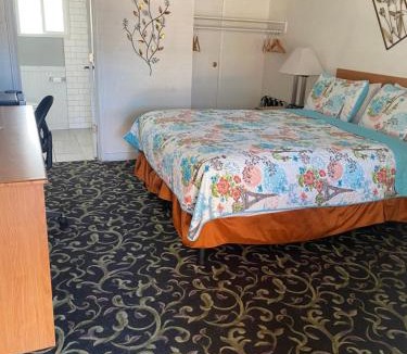 Larkspur Hotel | Holiday Motel Bend