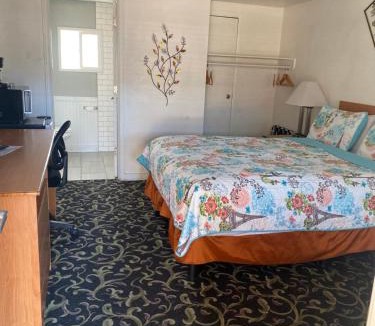 Larkspur Hotel | Holiday Motel Bend