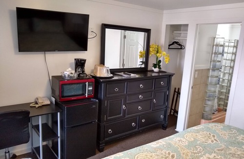 Larkspur Hotel | Holiday Motel