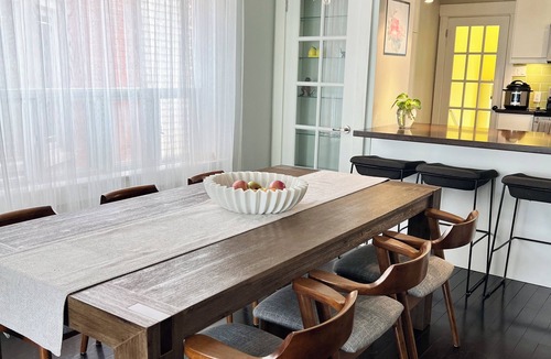 East Danforth House | Holiday Promo - Modern Upper Beaches House - 3 Bedrooms 2 Bathrooms w/Parking
