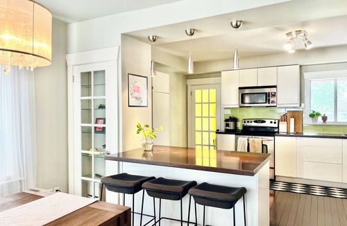 East Danforth House | Holiday Promo - Modern Upper Beaches House - 3 Bedrooms 2 Bathrooms w/Parking
