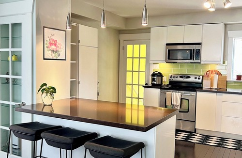 East Danforth House | Holiday Promo - Modern Upper Beaches House - 3 Bedrooms 2 Bathrooms w/Parking
