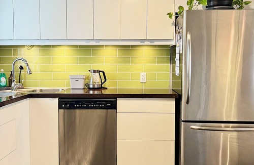 East Danforth House | Holiday Promo - Modern Upper Beaches House - 3 Bedrooms 2 Bathrooms w/Parking