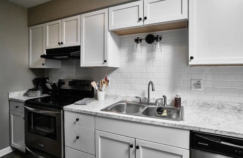 Fishers House | Holiday-Ready 3BR and 2BA sleeps 9 in Fishers
