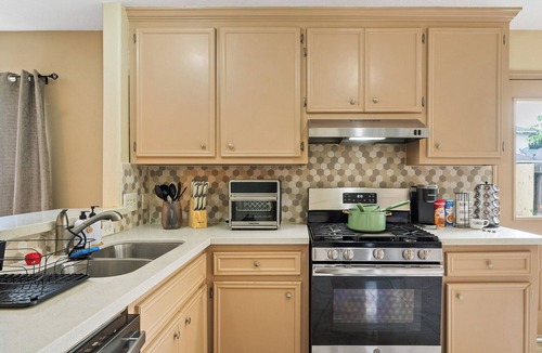 Barker House | 🎁 Holiday Savings! Modern 4-Bedroom Home in Katy Game Area Crib Firepit