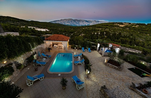 Selca Villa | Holidays for the soul (private heated pool)