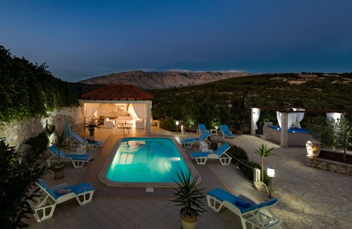Selca Villa | Holidays for the soul (private heated pool)