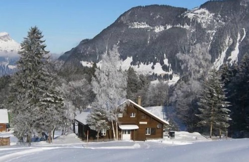Buerglen Ski Chalet | Holidays in the green right