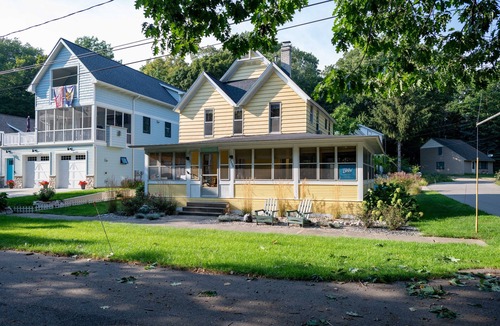 Ottawa Beach Cottage | Holland State Park Cottage