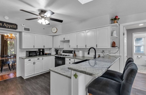 Lakeland House | Hollingsworth Bungalow- Just steps to lake path