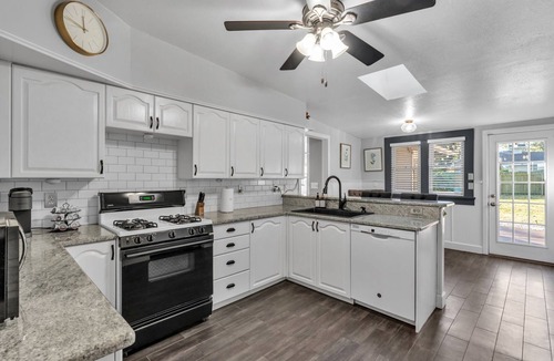 Lakeland House | Hollingsworth Bungalow- Just steps to lake path