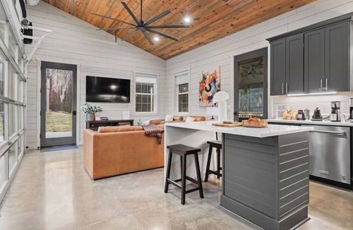 Kedron House | Hollow Hideaway 1A-Serene Getaway-Sleeps 4