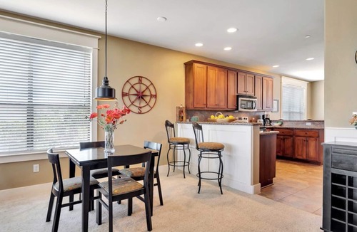 Leander Condo | Hollows Villa with Panoramic Lake Views/4 Pools