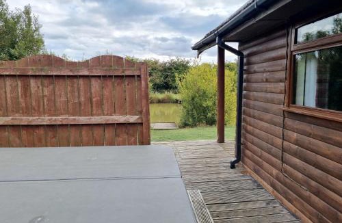 Fitling House | Holly 8 Hot Tub