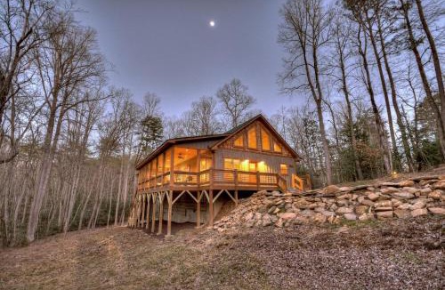 Blairsville House | Holly Berry Hill - Walk to Lake Nottely, Unwind in the Hot Tub & Enjoy S’mores Under the Stars