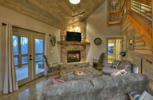 Blairsville House | Holly Berry Hill - Walk to Lake Nottely, Unwind in the Hot Tub & Enjoy S’mores Under the Stars