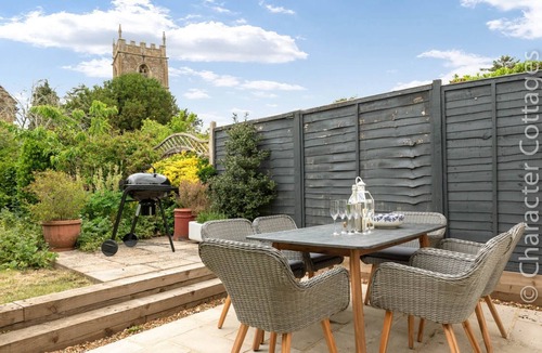 Sibford Gower Cottage | HOLLY COTTAGE (MIDDLE TYSOE), pet friendly, with open fire in Tysoe