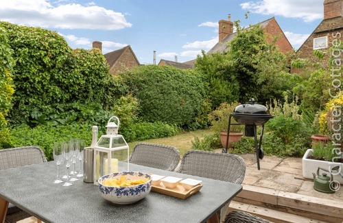 Sibford Gower Cottage | HOLLY COTTAGE (MIDDLE TYSOE), pet friendly, with open fire in Tysoe