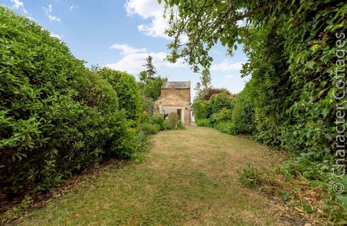 Sibford Gower Cottage | HOLLY COTTAGE (MIDDLE TYSOE), pet friendly, with open fire in Tysoe