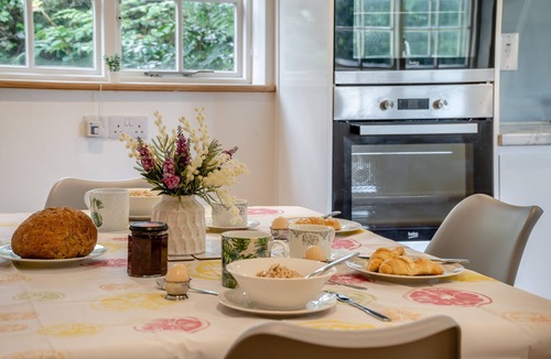 Llanfihangel Tal-y-llyn House | Holly Cottage - Scethrog