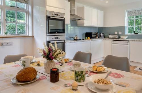 Llanfihangel Tal-y-llyn House | Holly Cottage - Scethrog