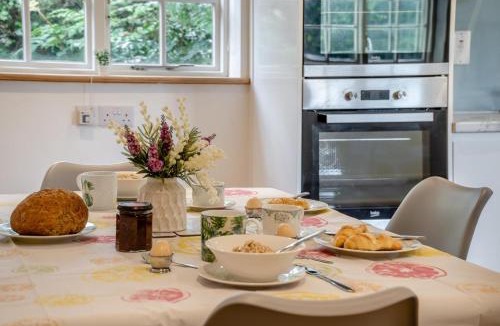 Llanfihangel Tal-y-llyn House | Holly Cottage - Scethrog