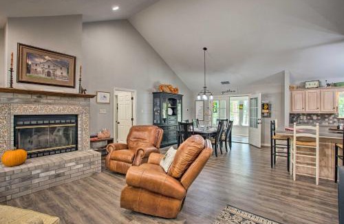 Holly Lake Ranch House | Holly Lake Retreat w/2 Community Pools & Yard