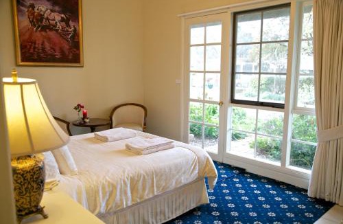 Yarra Glen Hotel | Holly Lane Mews