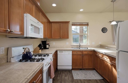 Southwest Bend House | Hollygrape Hideaway - Pet Friendly Sanctuary for 6
