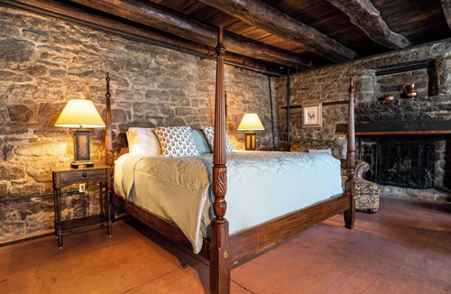 New Hope Bed & Breakfast | HollyHedge Estate