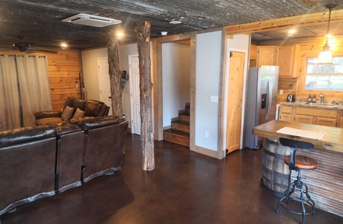 Heber Springs Cabin | Hollyn’s House: Charming River Cabin Just Steps from Cold Water Grill