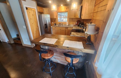 Heber Springs Cabin | Hollyn’s House: Charming River Cabin Just Steps from Cold Water Grill