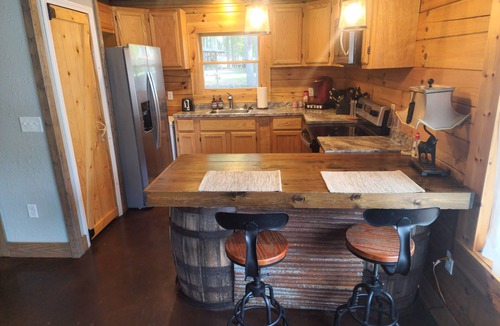 Heber Springs Cabin | Hollyn’s House: Charming River Cabin Just Steps from Cold Water Grill