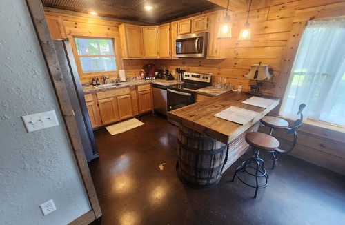 Heber Springs Cabin | Hollyn’s House: Charming River Cabin Just Steps from Cold Water Grill