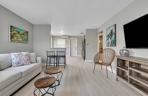 North Beach Apartment | Hollywood Beach 1BR Getaway | WiFi + AC