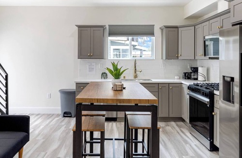 Wilshire House | Hollywood Chateau Townhouse