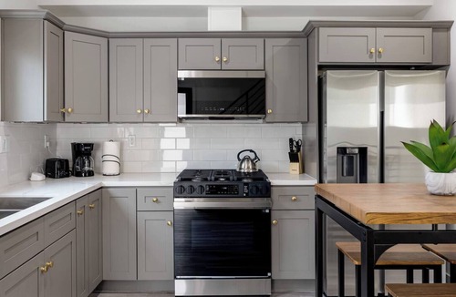 Wilshire House | Hollywood Chateau Townhouse