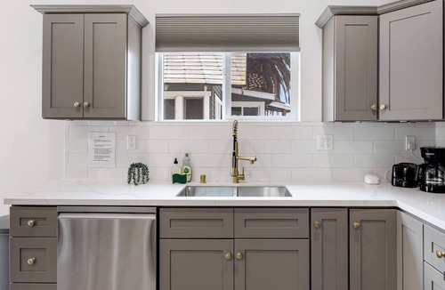 Wilshire House | Hollywood Chateau Townhouse