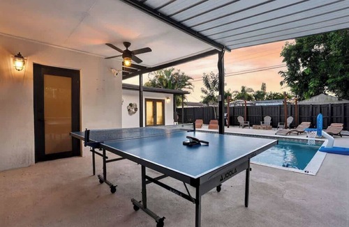 Driftwood House | Hollywood Haven Private Pool BBQ Mini Golf