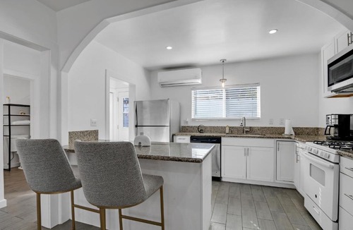 Mid City Apartment | Hollywood House With Large Yard